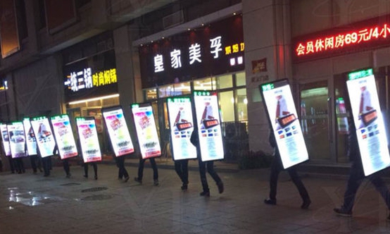 walking sign wearable sign led light box walking on the street in the night